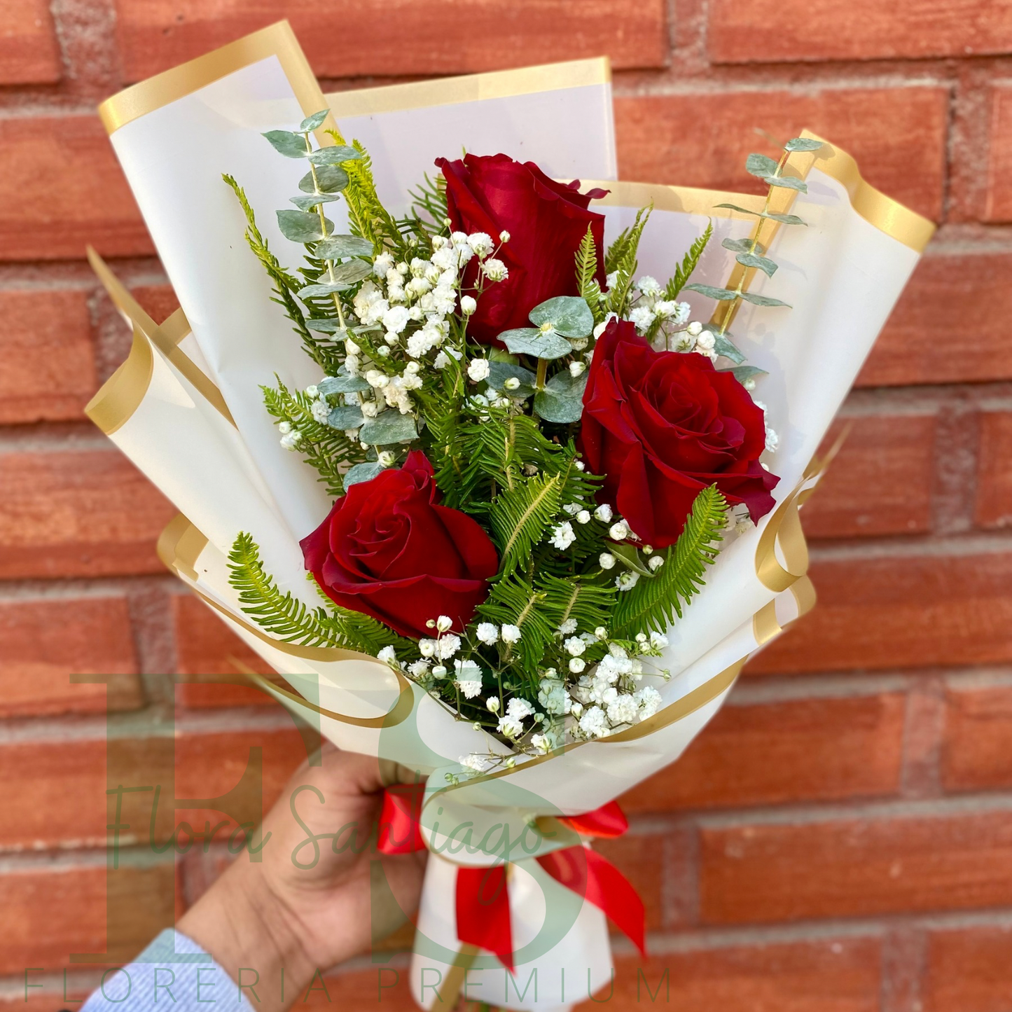 Ramo de 3 rosas envuelto para regalo, flores a domicilio