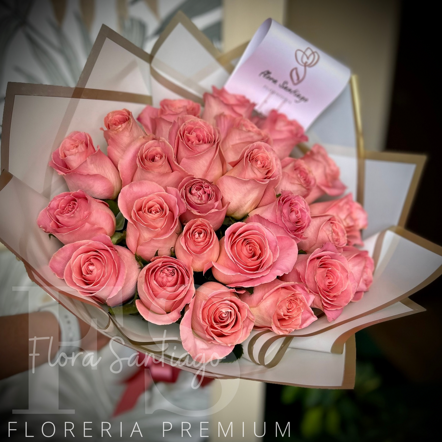Ramo con 24 rosas rosadas más globo feliz graduación