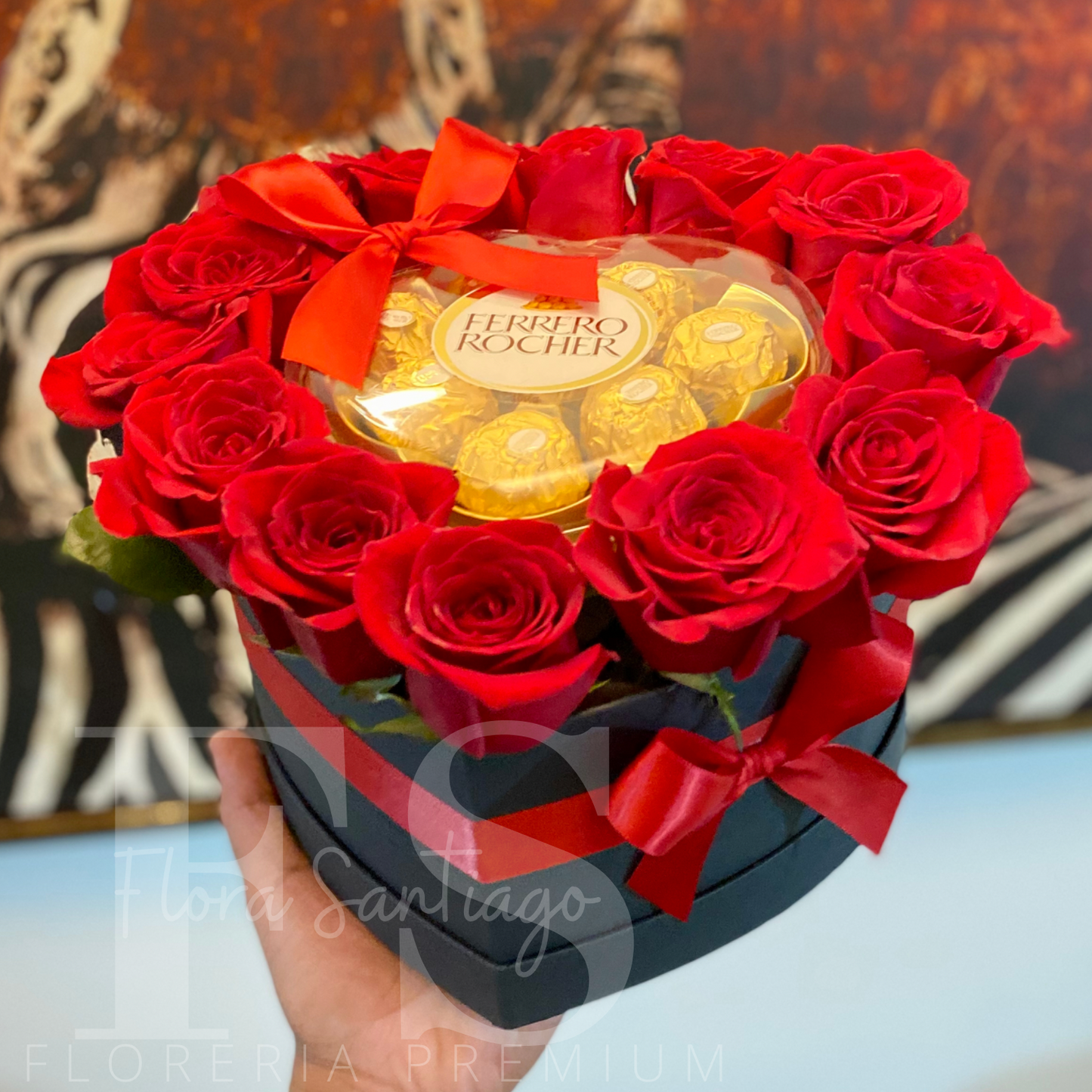 Arreglo en caja de corazón con 12 rosas rojas y bombones de chocolate Ferrero Rocher 