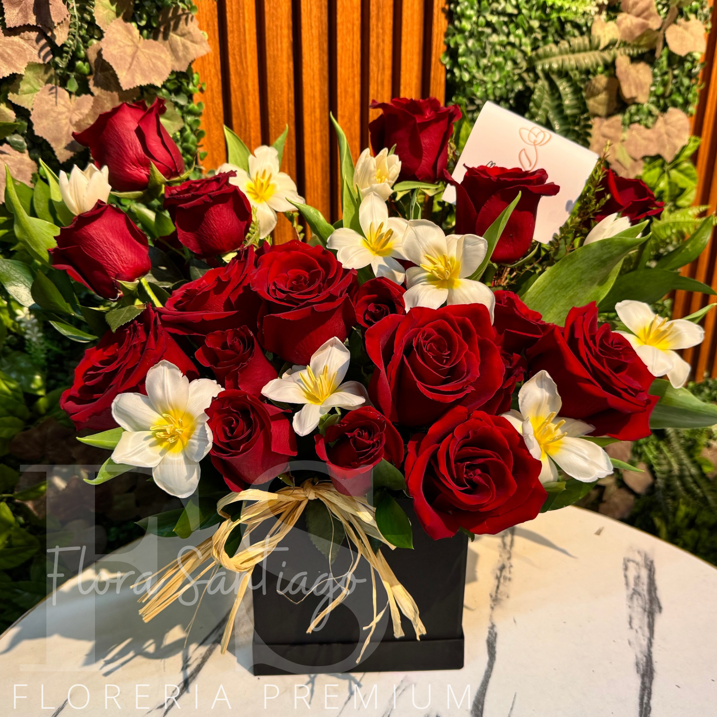 Lindo arreglo de rosas rojas, mini rosas y tulipanes altura 40cm