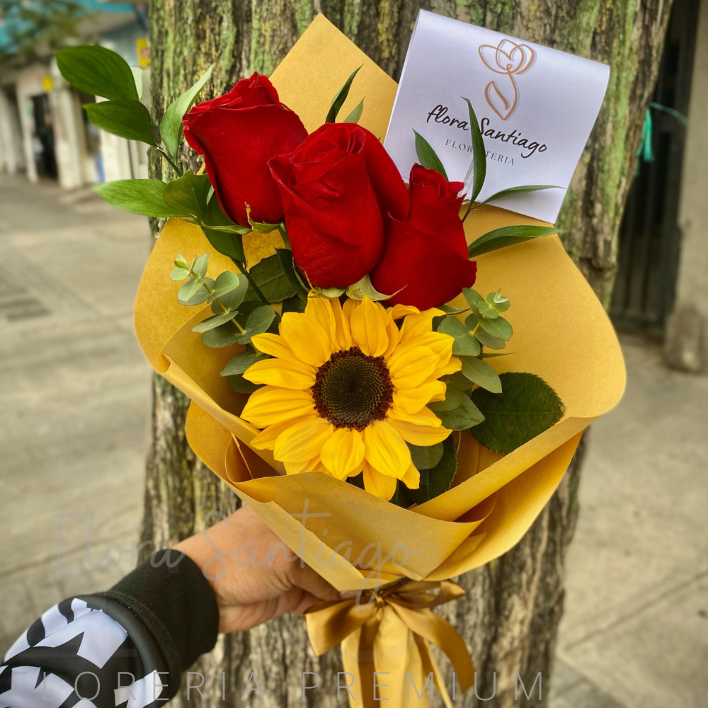 3 rosas rojas y 1 girasol envuelto para regalo