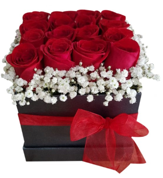 BOX CUBO DE 12 ROSAS IMPORTADAS ENVUELTO DE GYPSOPHILIA