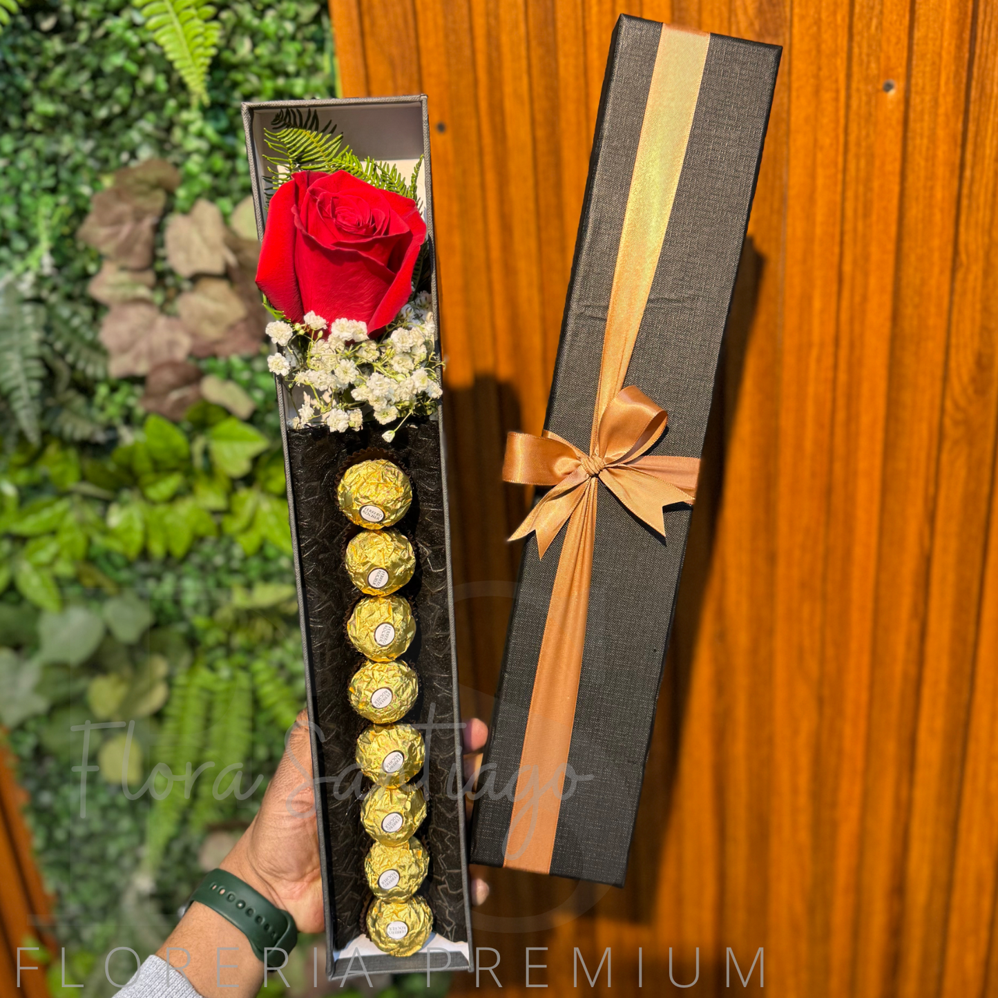 Caja negra con una rosa rojos y 8 bombones de chocolate