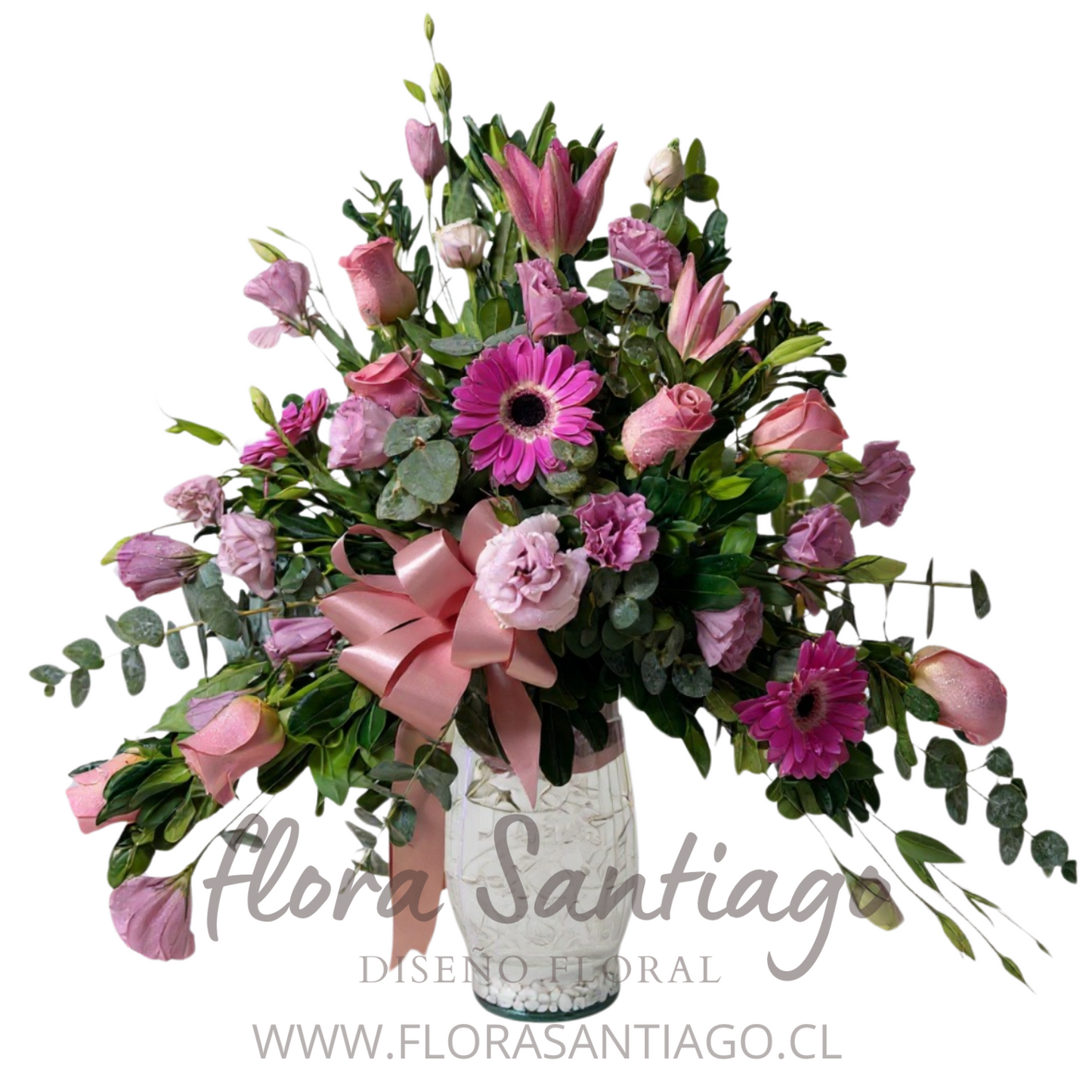 Arreglo en base de vidrio en tonos rosados con lirios, gerberas y rosas rosadas