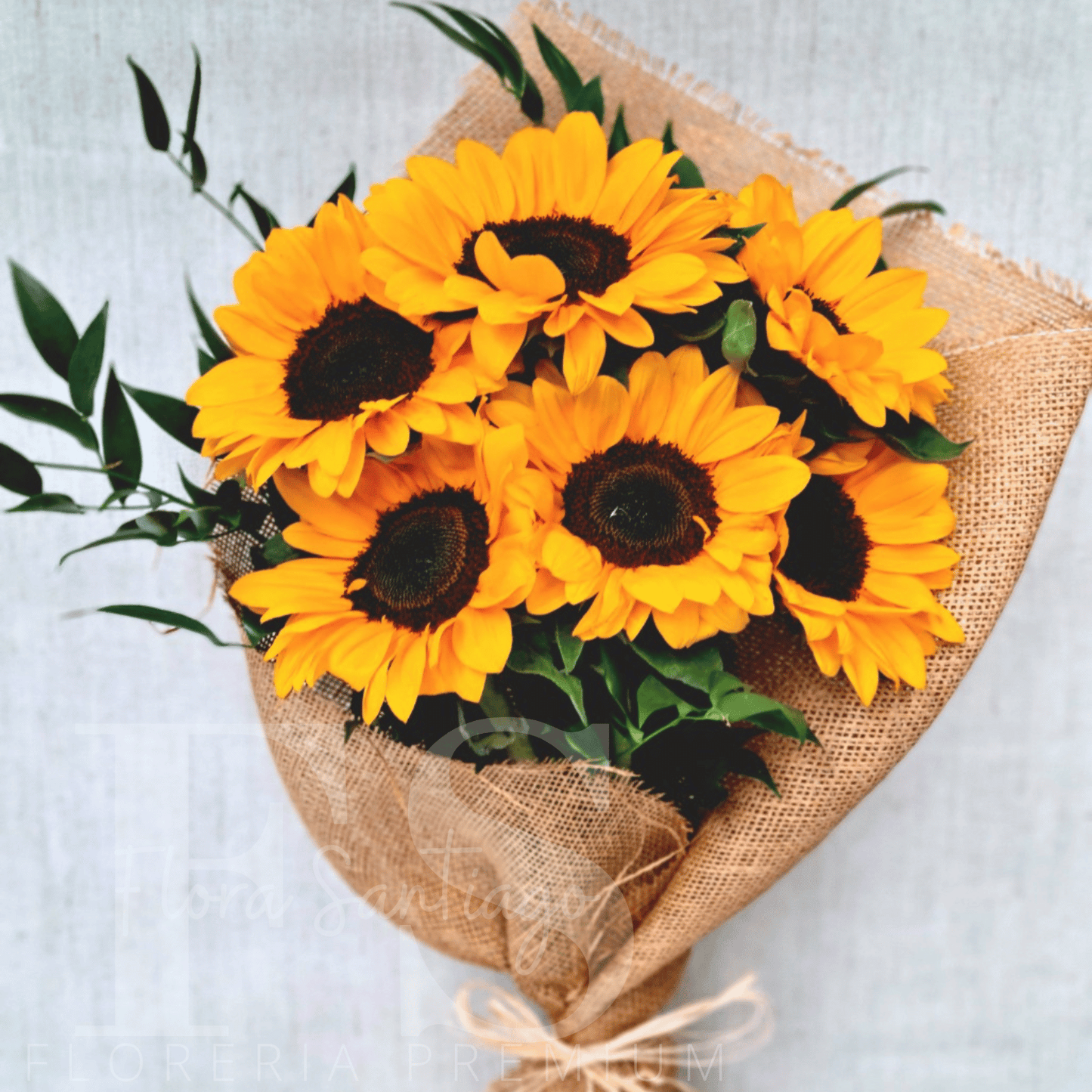 Ramo de 6 girasoles envuelto en arpillera
