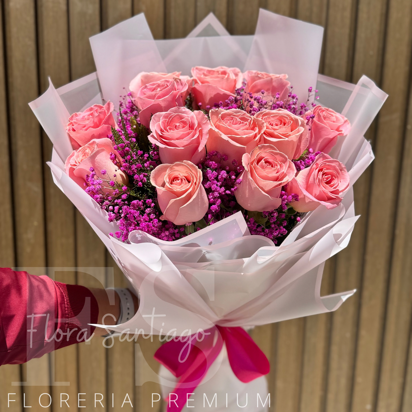 Ramo de 12 rosas rosadas y gypsophila lila con envoltura coreana perfecto para regalo envía flores a domicilio