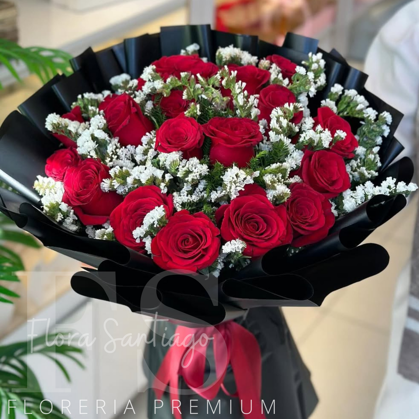 Ramo con 24 rosas rojas envuelto para regalo