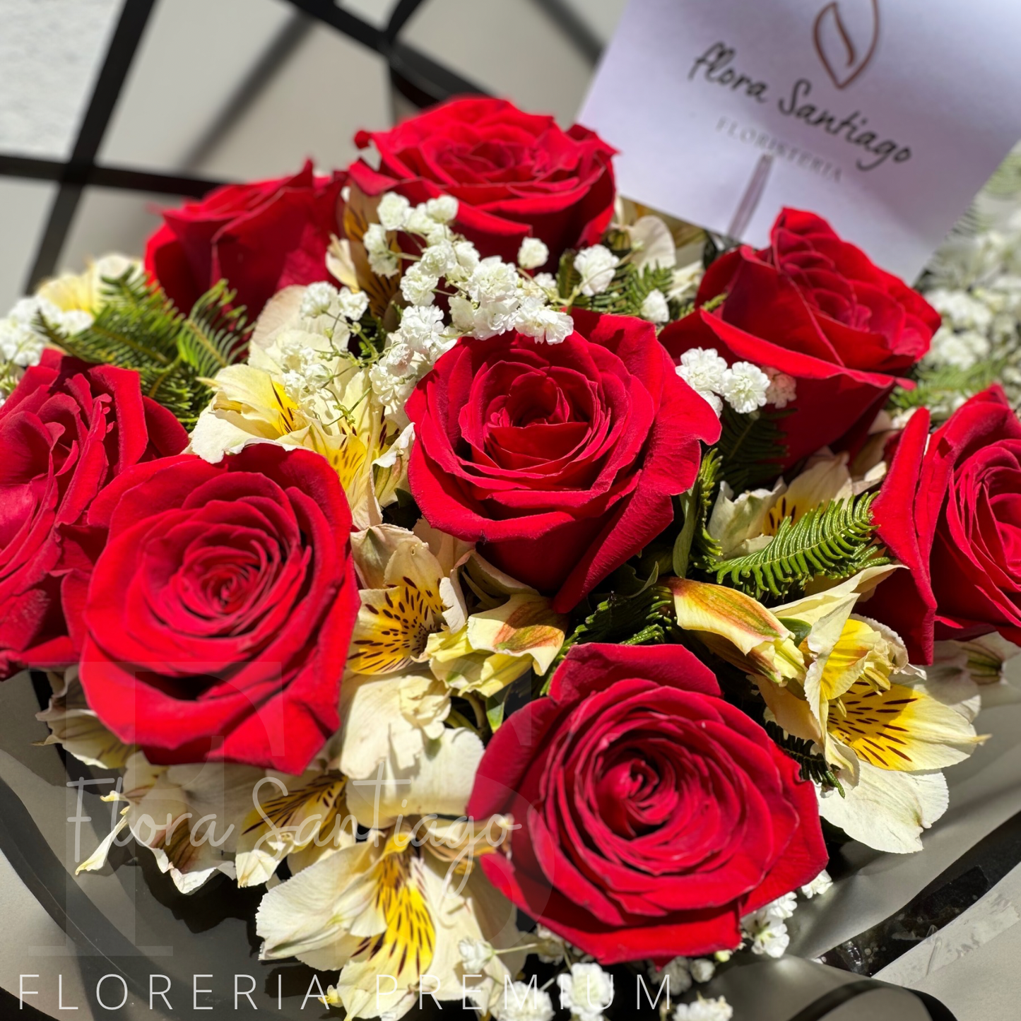 Ramo de 8 rosas rojas y Alstroemeria,