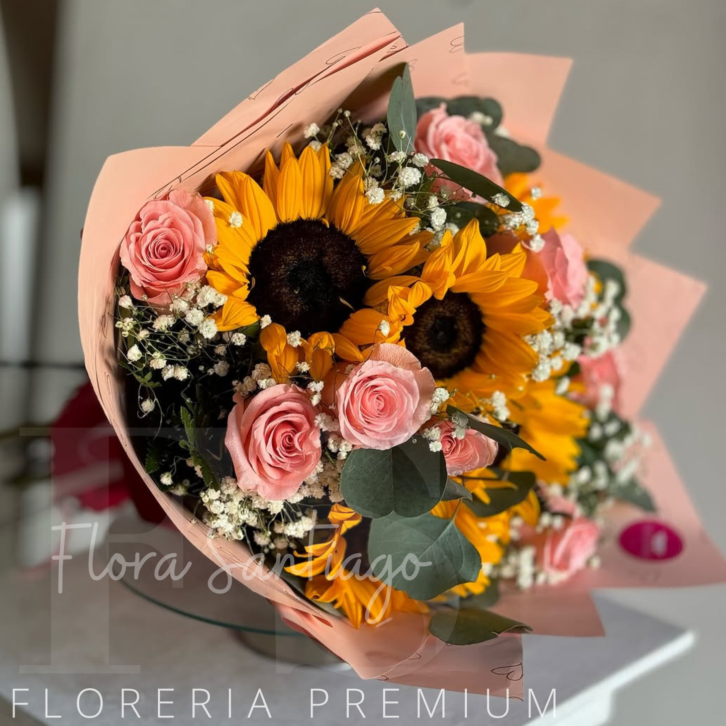 Ramo de 6 girasoles y 10 rosas en tonos pastel
