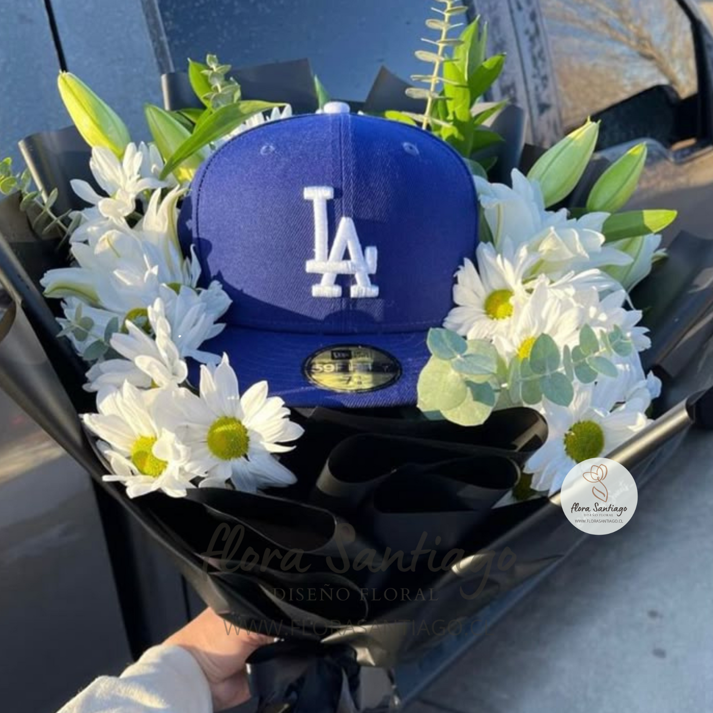 Arreglo para hombre de flores blancas con gorra original