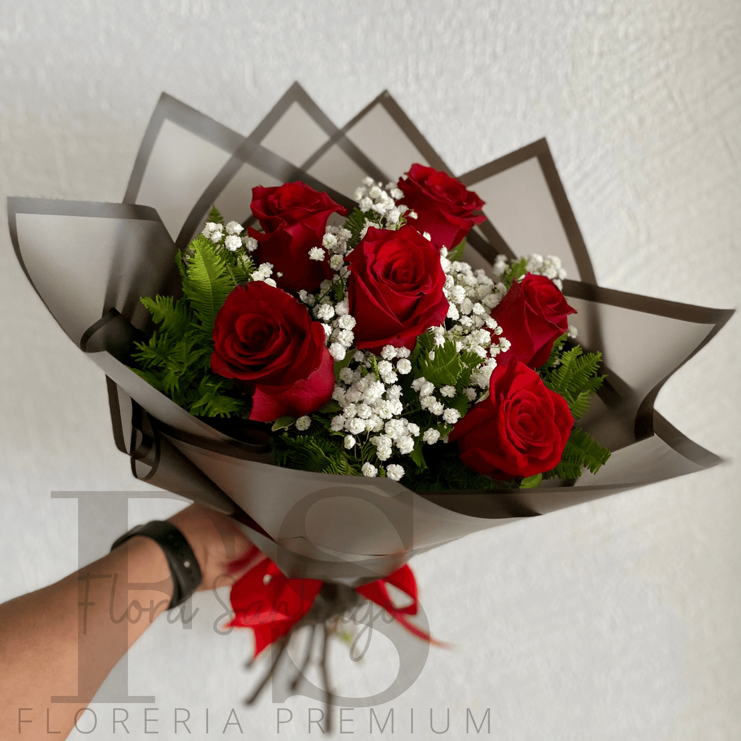 Ramo de 6 rosas rojas de tallo largo envuelto en papel coriano envía flores a domicilio