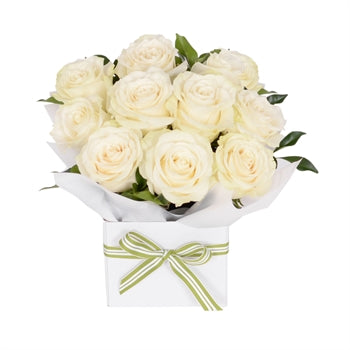 BOX CUADRADO CON 12 ROSAS IMPORTADAS