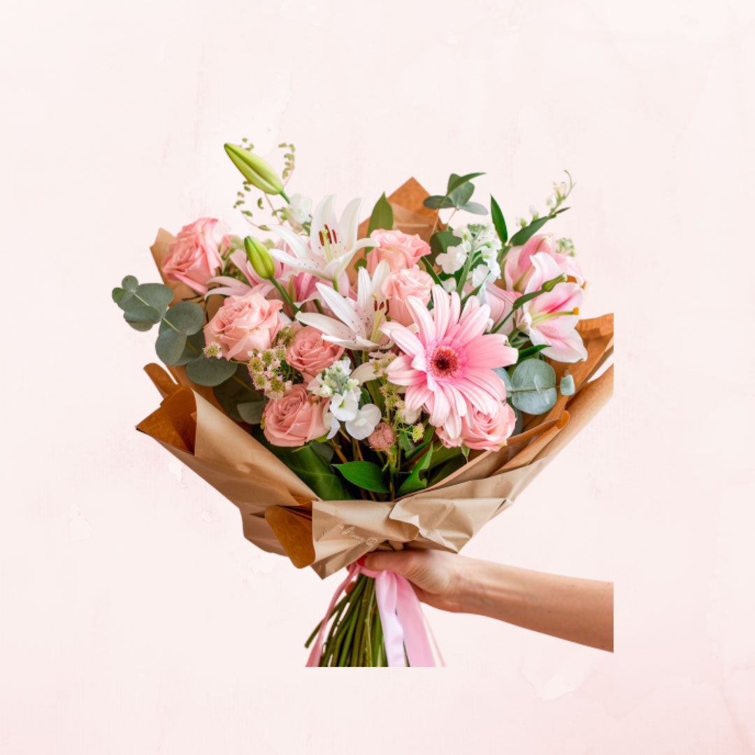 Ramo Primaveral en tonos Pasteles de 8 rosas rosadas, lilium y 3 Gerberas.