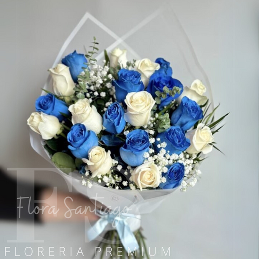 Ramo de 20 rosas azules y rosas blancas