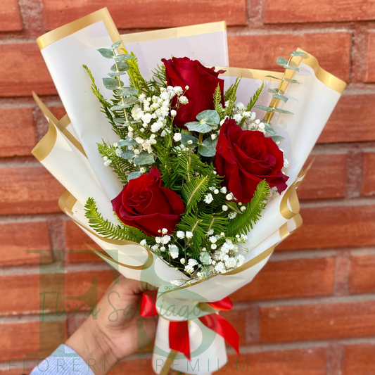 Ramo con 3 rosas envuelto para regalo, flores a domicilio