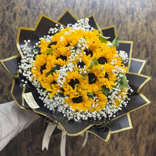 Ramo de 10 girasoles con ilusión blanca