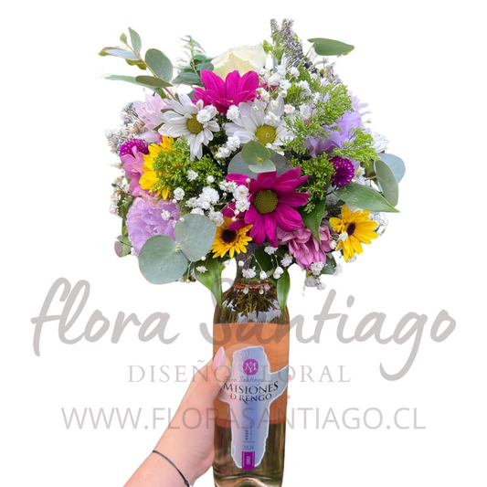 Arreglo de flores en botella de vino