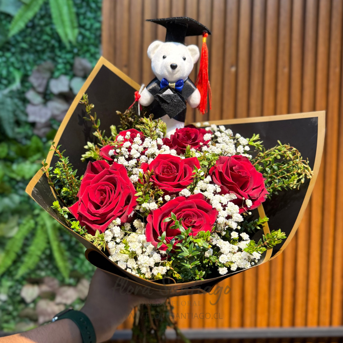 Ramo de graduación de 6 rosas y peluche graduado