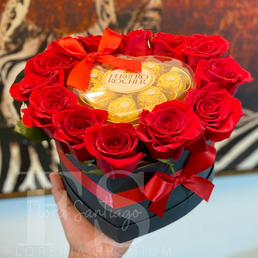 Arreglo en caja de corazón con 12 rosas rojas y bombones de chocolate Ferrero Rocher ￼