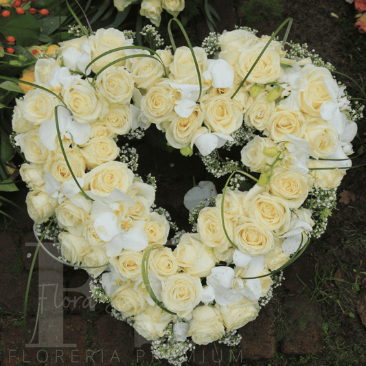 Corona fúnebre en forma de corazón con rosas blancas