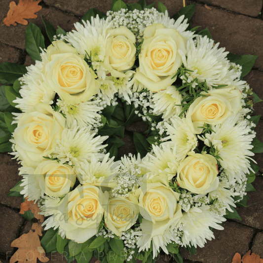 Corona fúnebre con rosas blancas tamaño mediana arreglo de condolencias