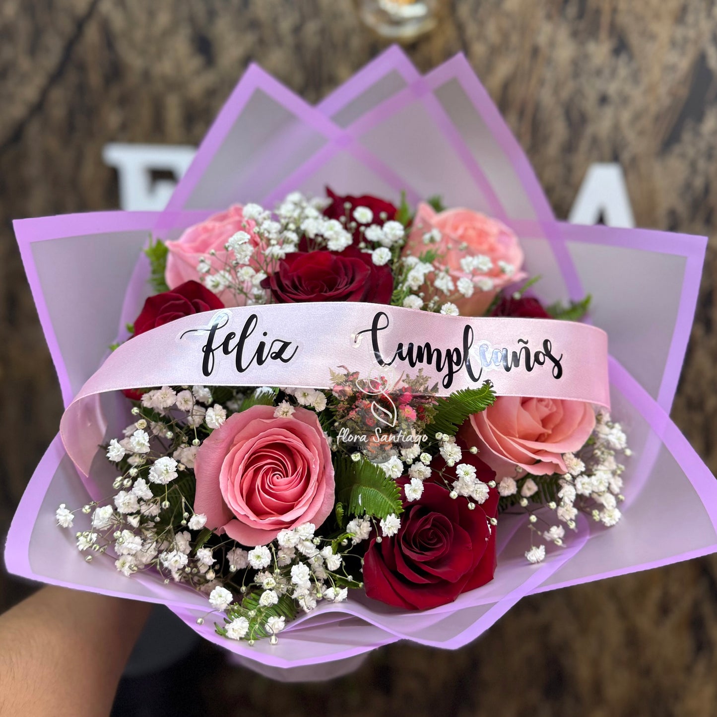 Romo de 10 rosas entre rosado y roja con cinta personalizada