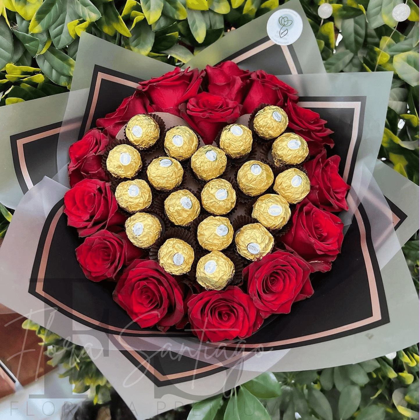 Ramo de 12 rosas rojas y 16 chocolates Ferrero Rocher Villa flores a domicilio ￼