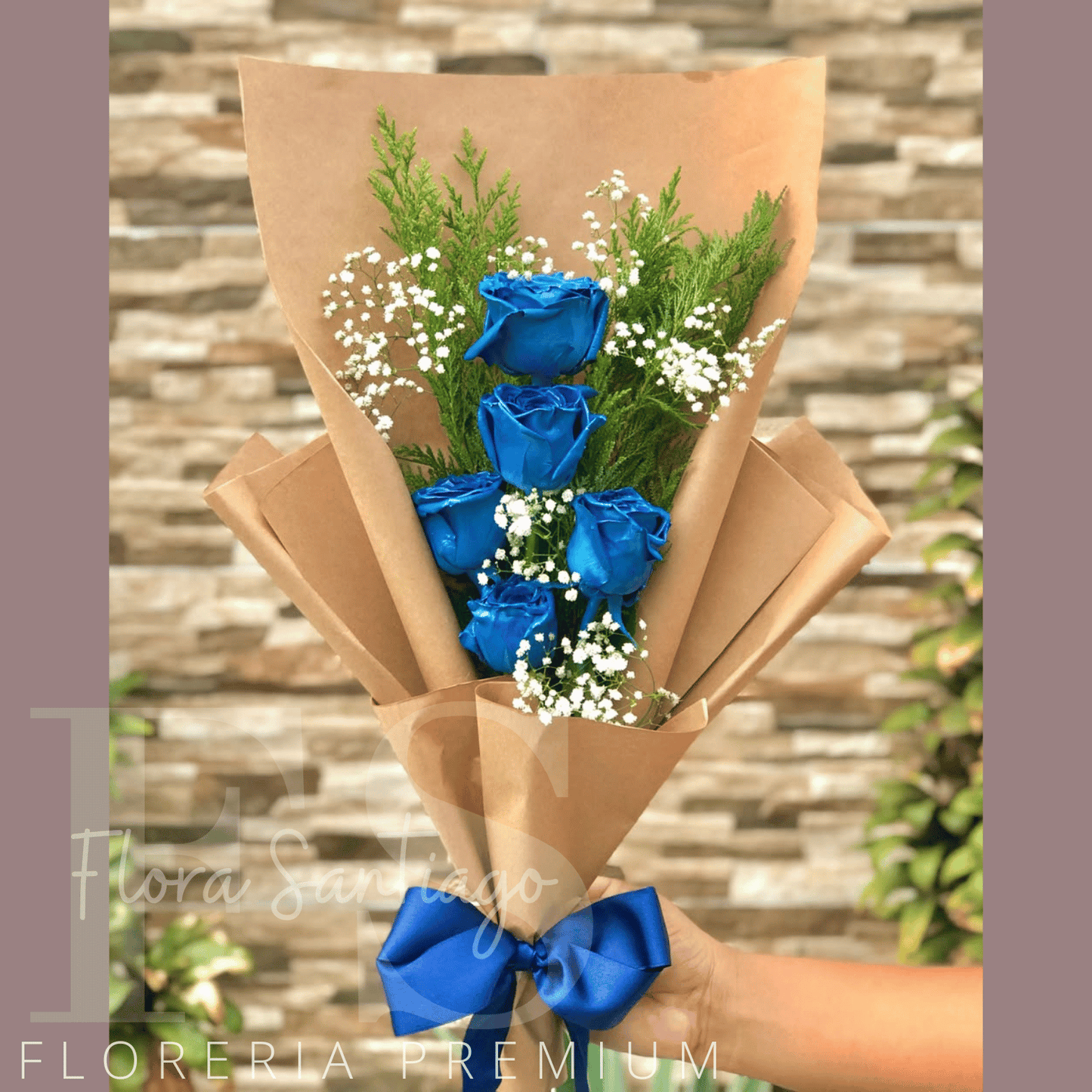 Ramo de 5 rosas azules envuelta en papel para regalo