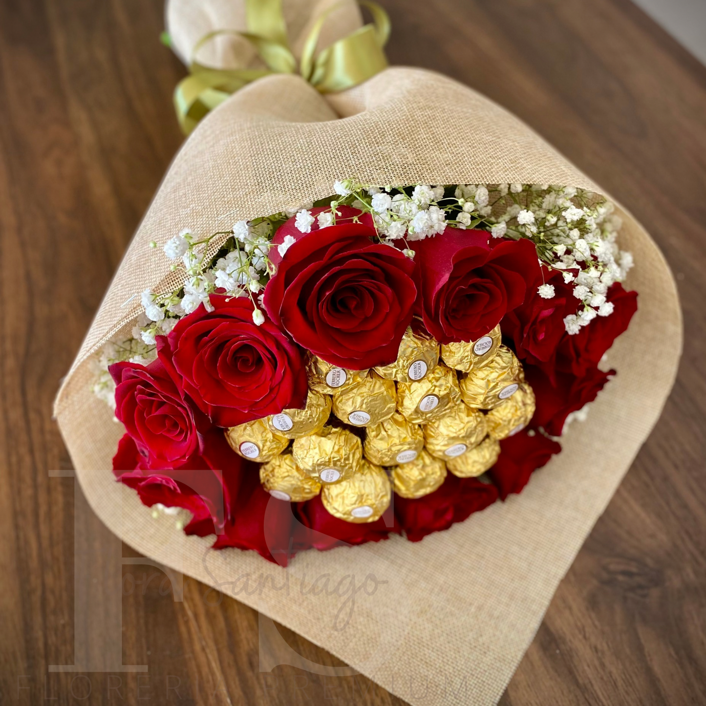 Ramo de 12 rosas rojas y 10 bombones de chocolate Ferrero Rocher envían flores a domicilio