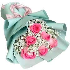 Ramo de 6 rosas rosadas y flor de ilusión