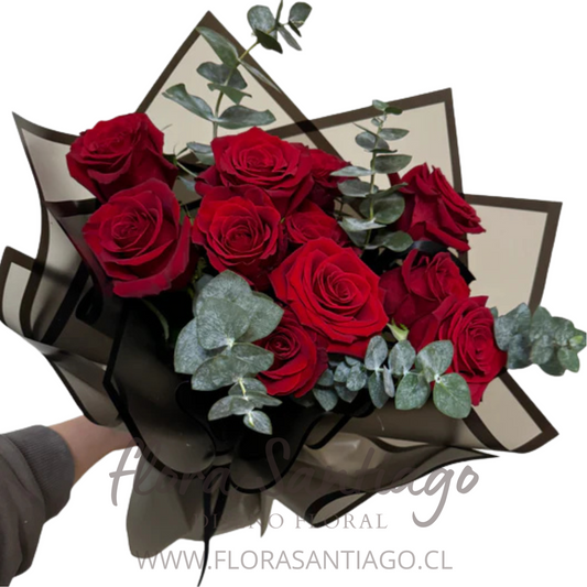 Ramo de 10 rosas rojas con eucalipto