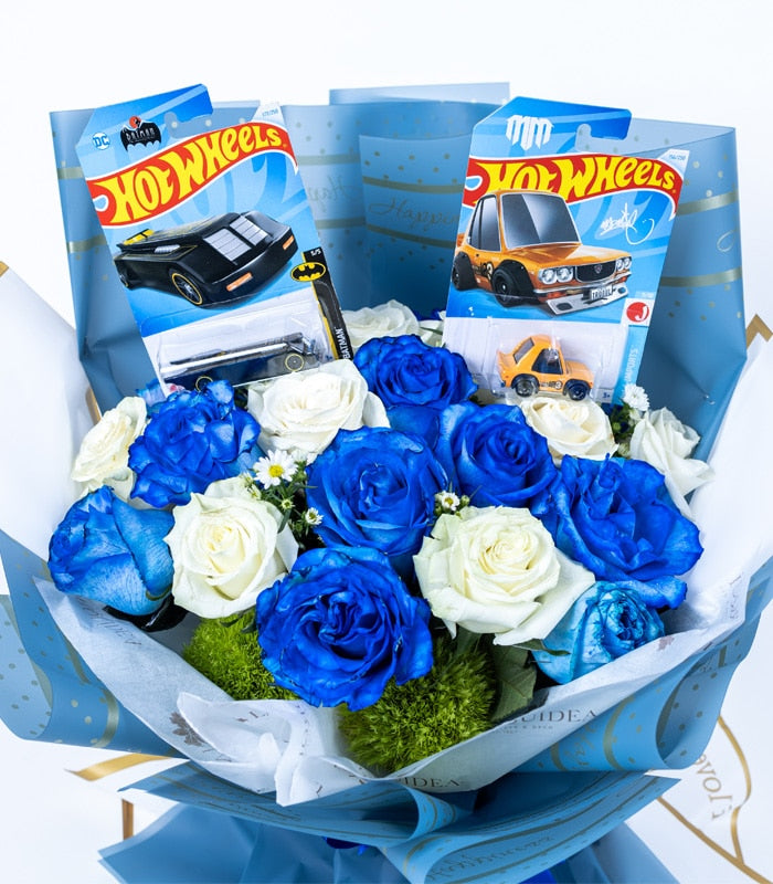 Ramo de 12 rosas azules y rosas blancas con 2 auto Hot Wheels