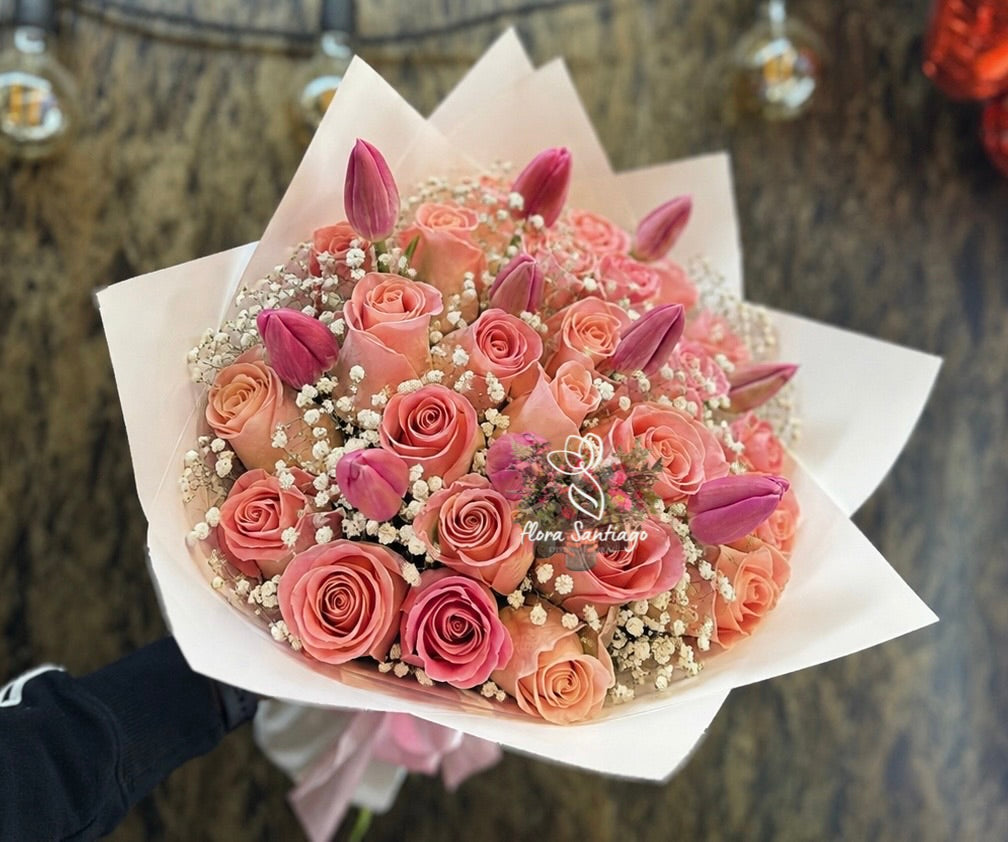 Ramo de rosas rosadas y tulipanes