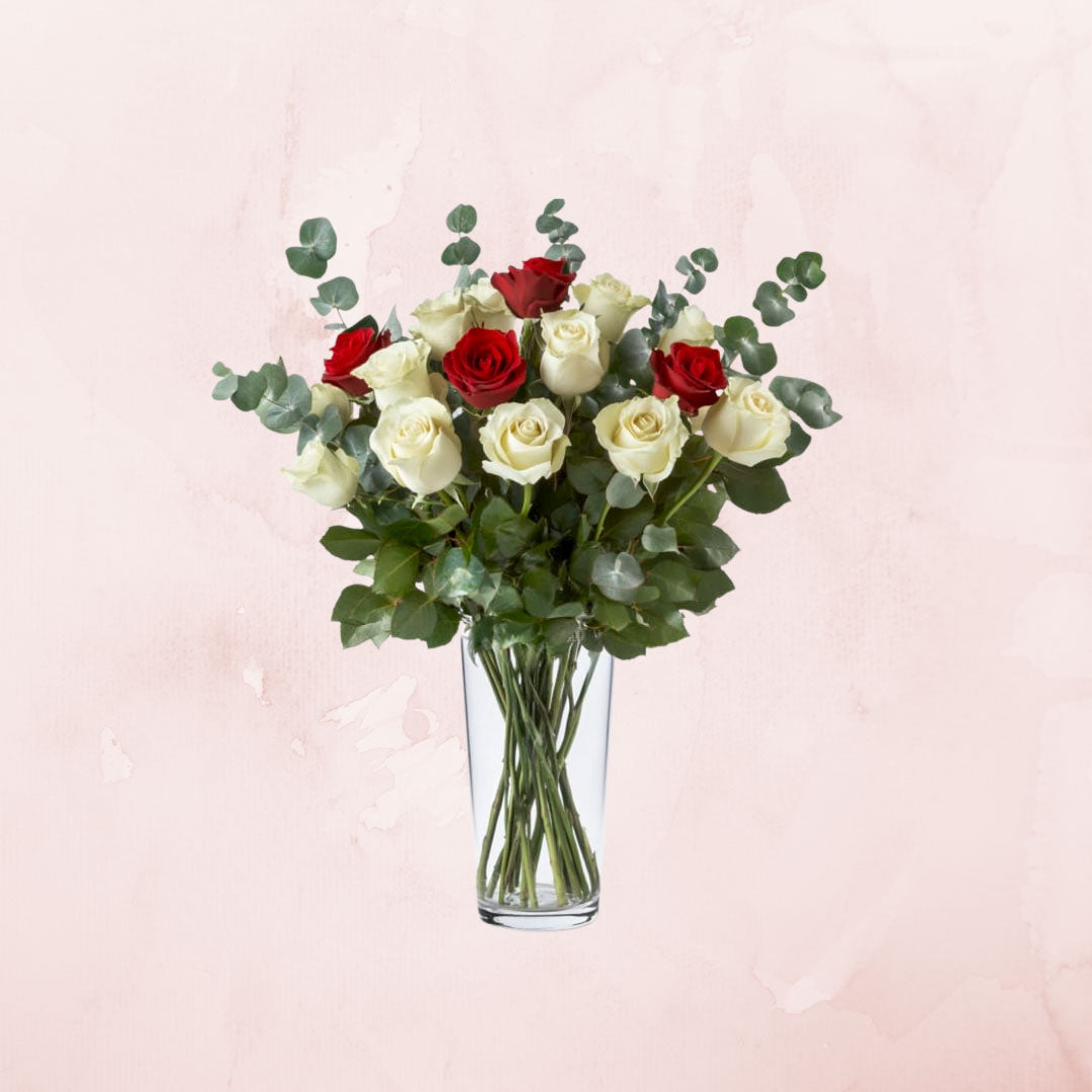 Florero de 15 Rosas Blancas y Rojas
