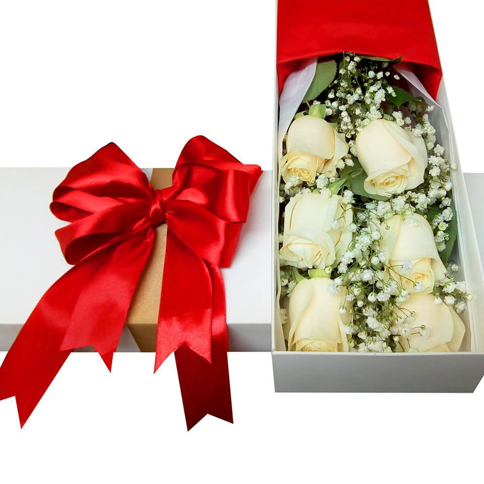 CAJA RECTANGULAR DE 6 ROSAS BLANCAS