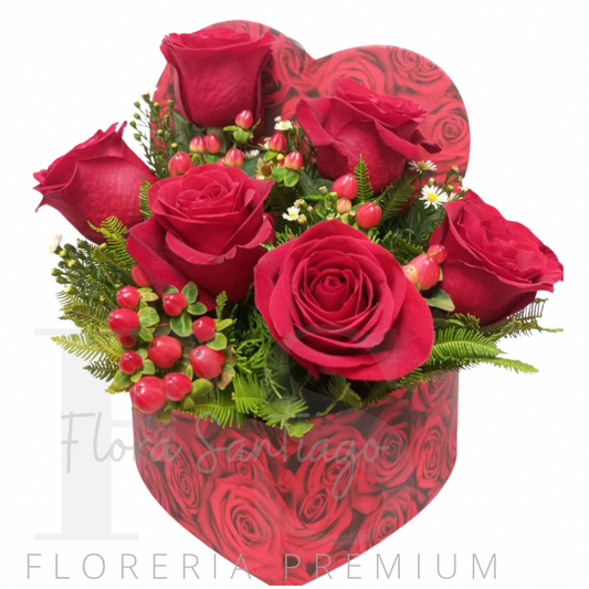 Caja corazón con 6 rosas rojas y Hypericum