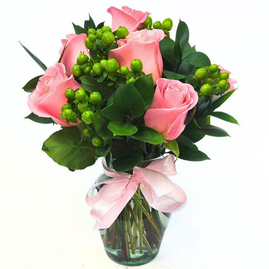 FLORERO DE 6 ROSAS ROSADAS CON HYPERICUM