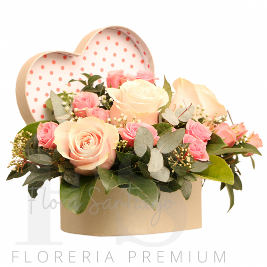 Caja corazón con 3 rosas rosadas y mini rosa color pastel