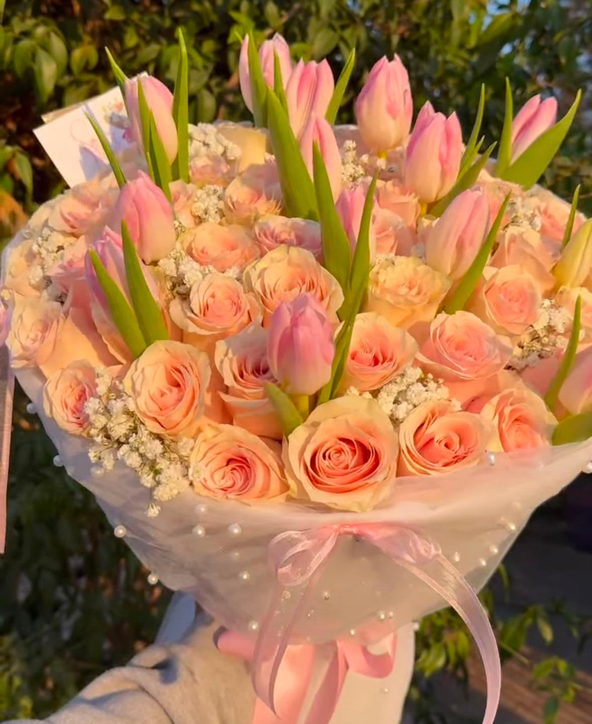 Ramo de 20 rosas rosadas y 10 tulipanes