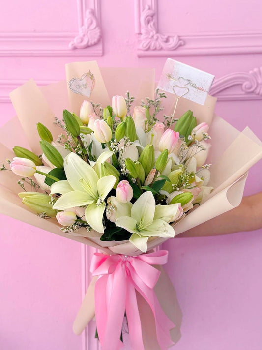 Ramo de 10 tulipanes, 5 lilium y 5 rosas rosadas
