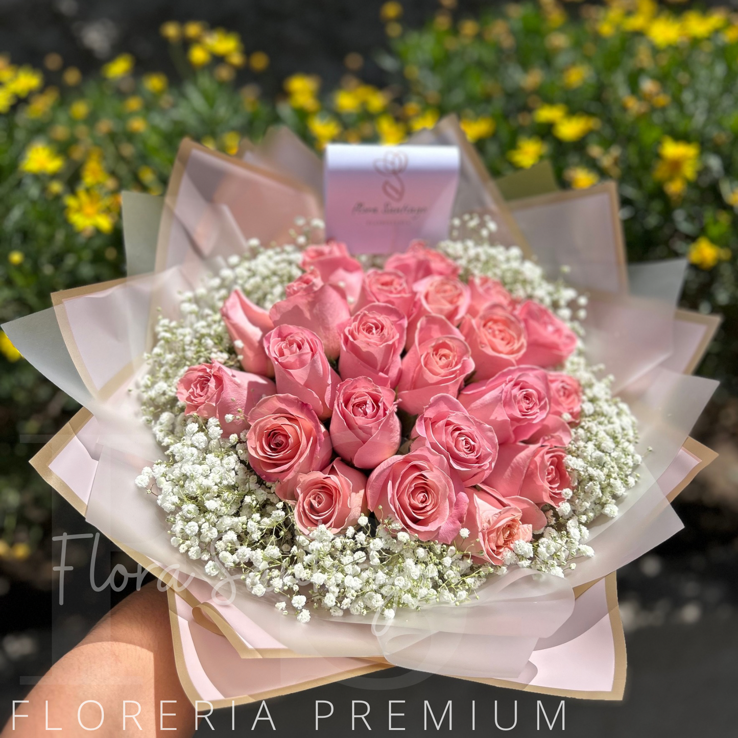 Ramo de 24 rosas rosadas y ilusión blanca