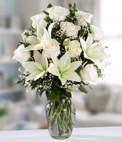 Florero de Liliums blanco y rosas blancas