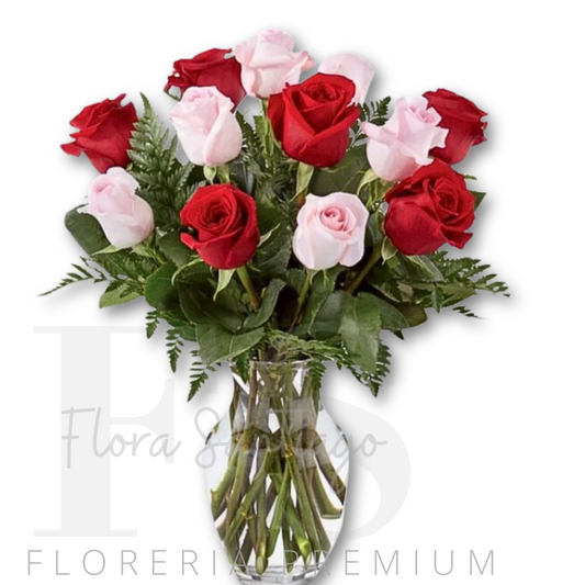 Florero con 6 rosas rosadas y 6 rosas rojas