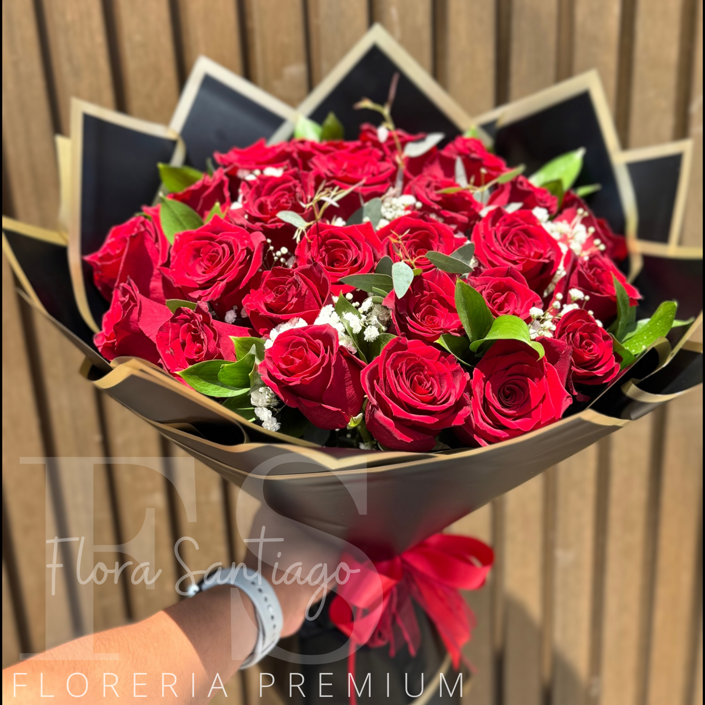 Ramo de 24 rosas rojas envuelto para regalo