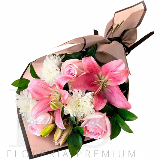 RAMO ROSADO CON LILIUMS, ROSAS Y MABLES
