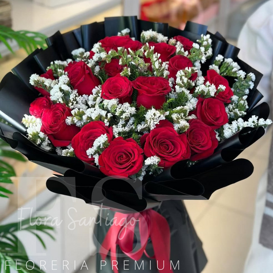Ramo con 24 rosas rojas envuelto para regalo