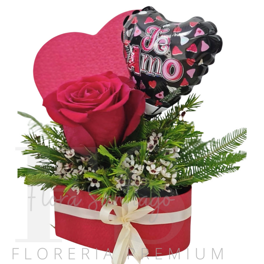 1 rosa rojas en Caja corazón con un globito