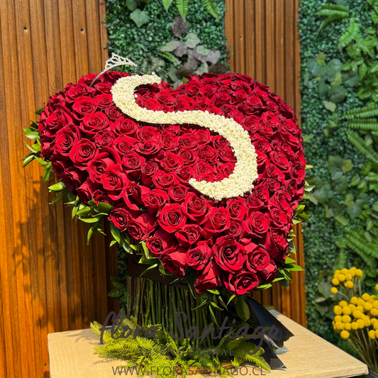 Arreglo con 150 rosas rojas en forma de corazón elevado en palos de Rosas