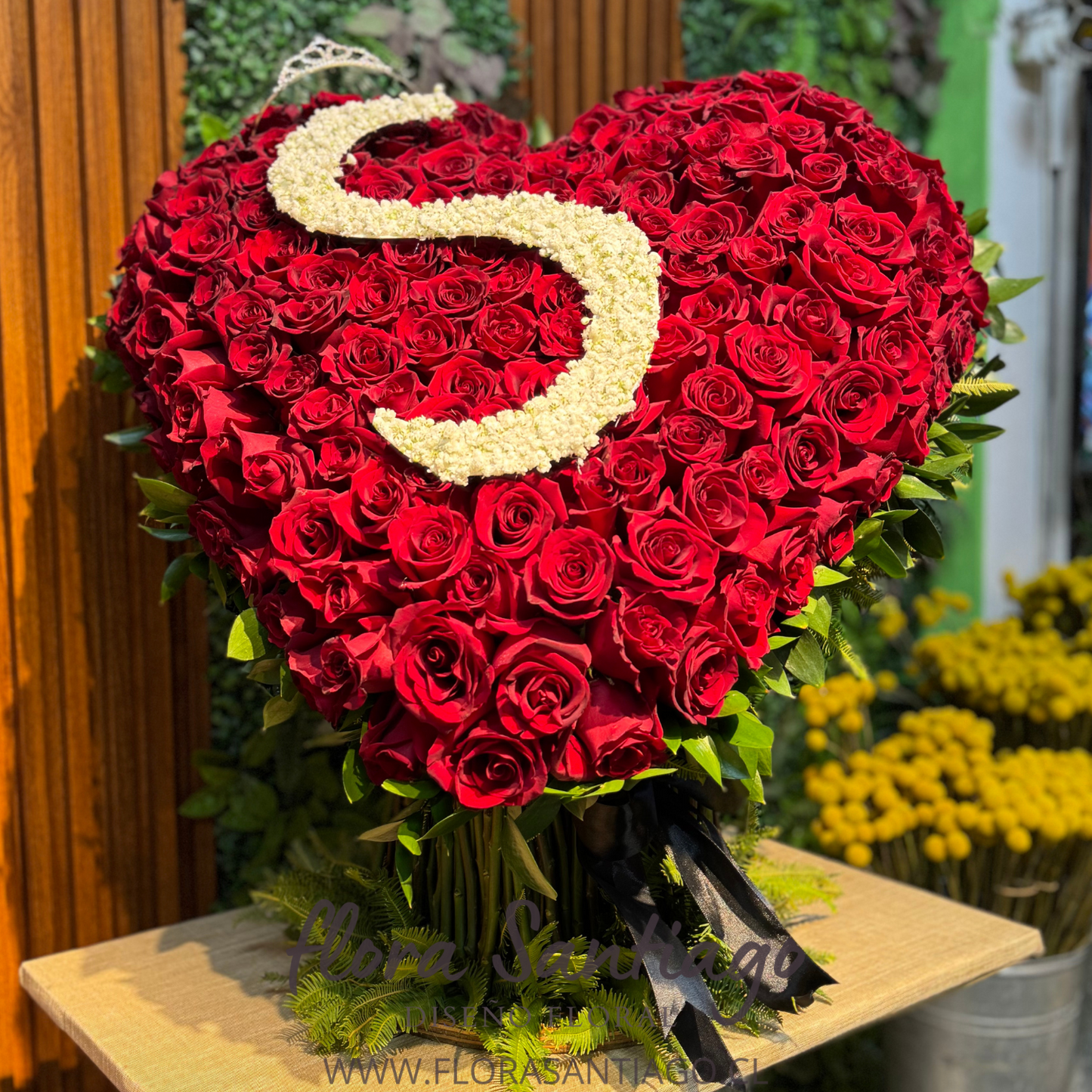 Arreglo con 150 rosas rojas en forma de corazón elevado en palos de Rosas