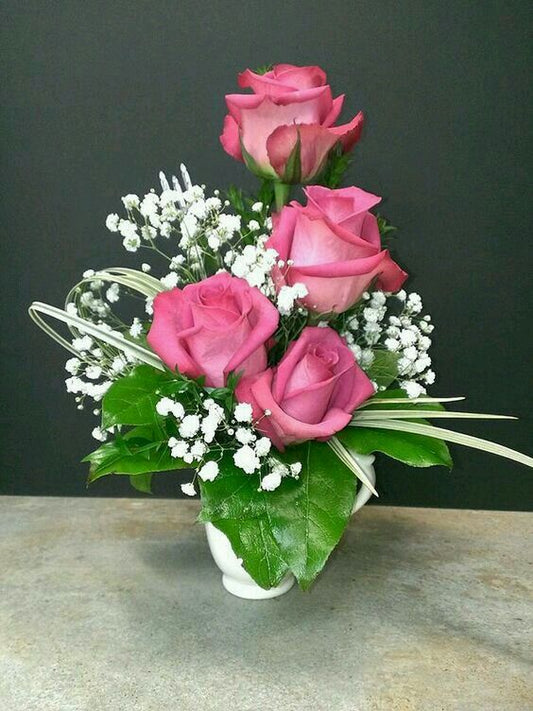 Arreglo de  4 rosas rosadas y lindo follaje